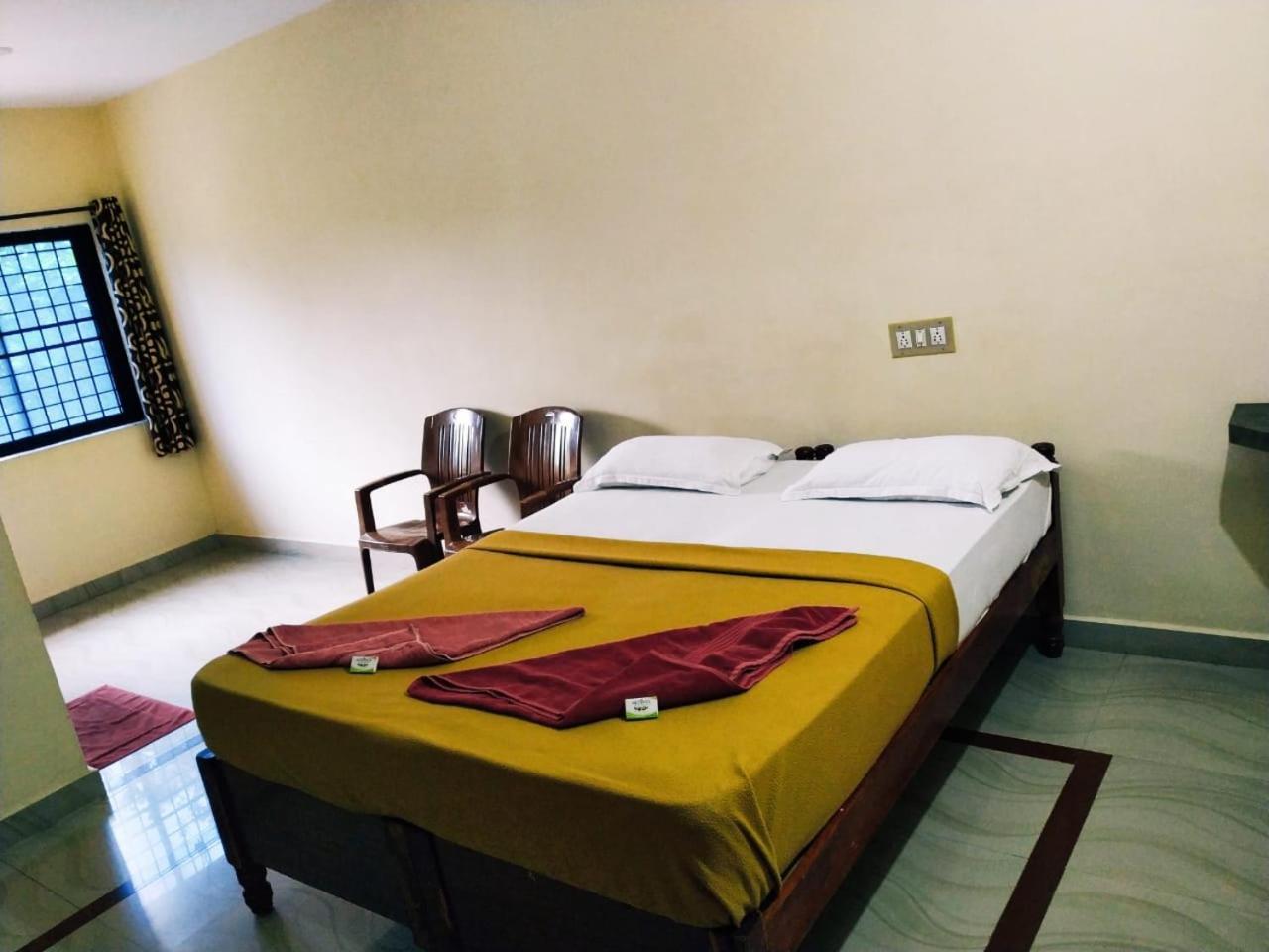 Hotel Varsha Хампи Экстерьер фото