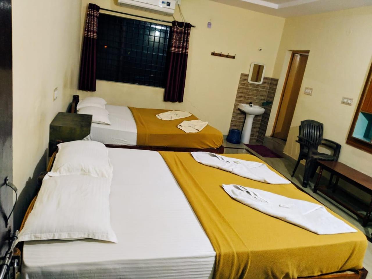 Hotel Varsha Хампи Экстерьер фото