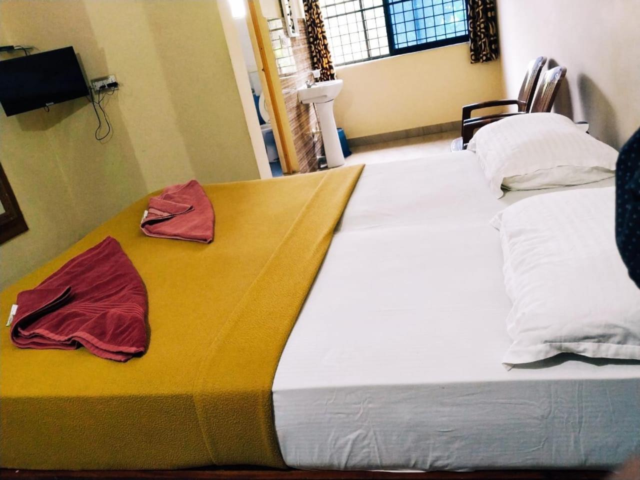 Hotel Varsha Хампи Экстерьер фото
