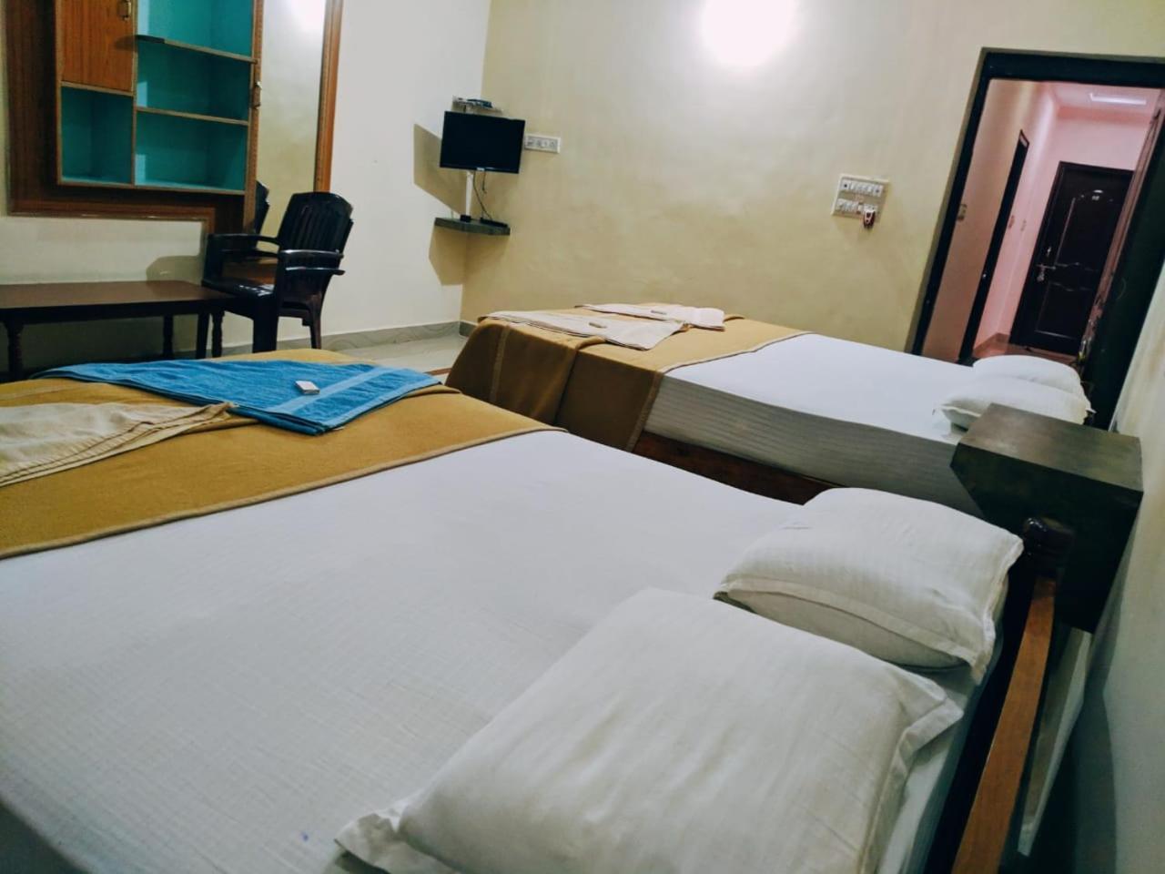 Hotel Varsha Хампи Экстерьер фото