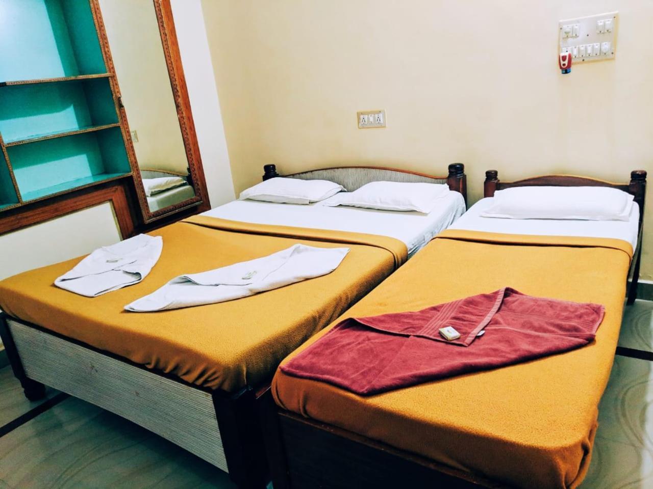 Hotel Varsha Хампи Экстерьер фото