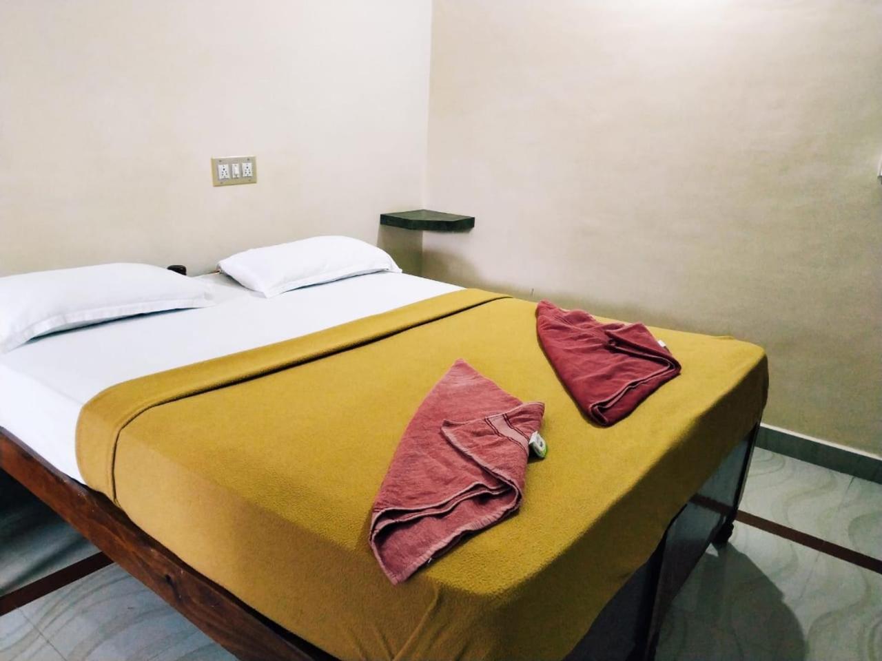 Hotel Varsha Хампи Экстерьер фото