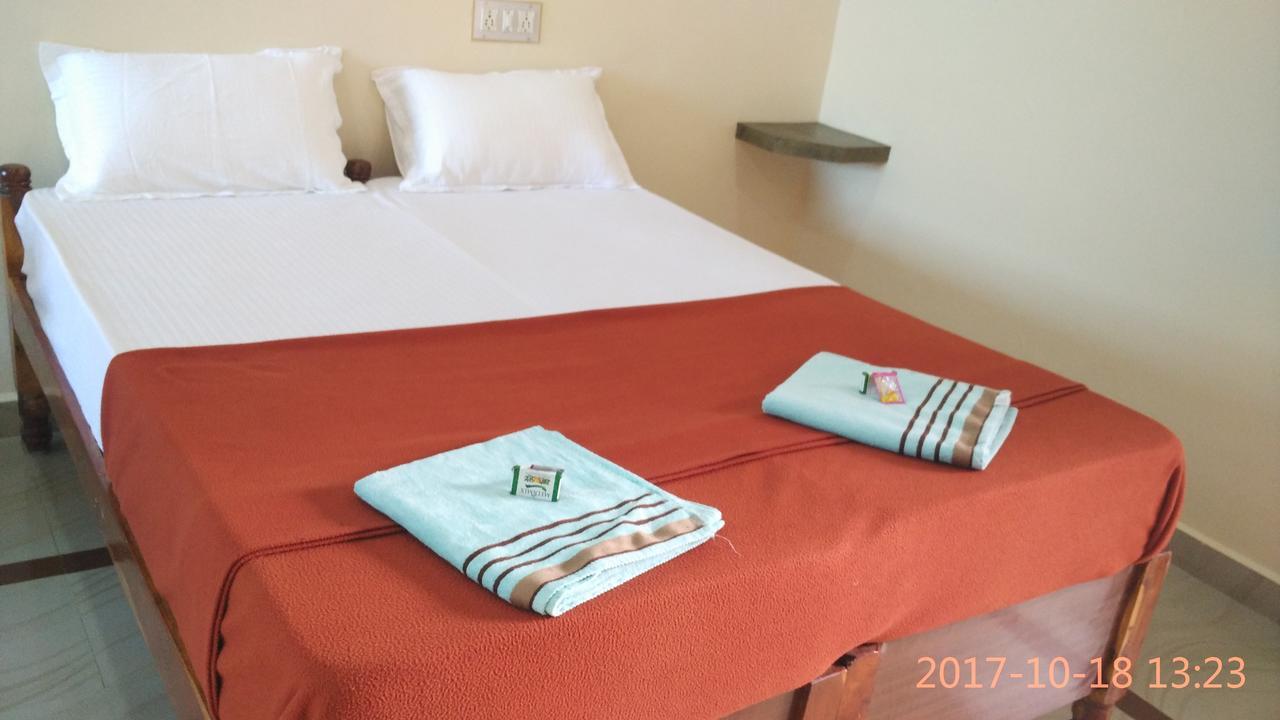 Hotel Varsha Хампи Экстерьер фото