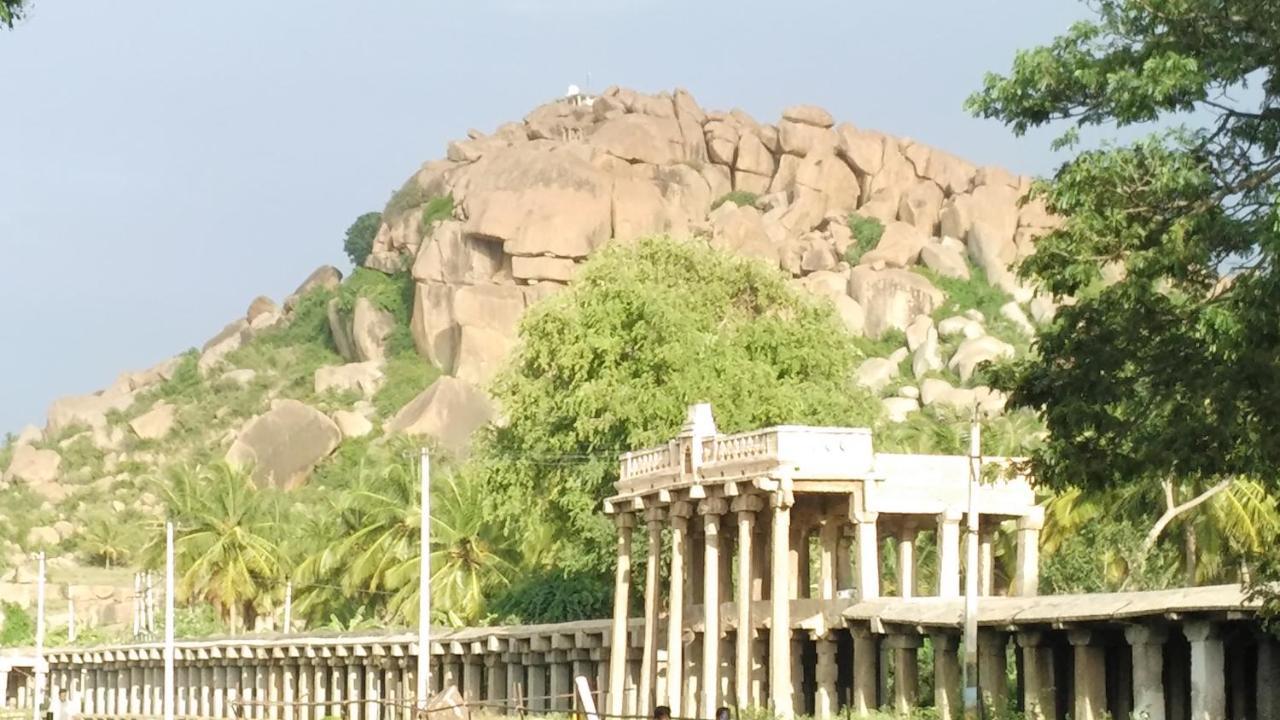 Hotel Varsha Хампи Экстерьер фото