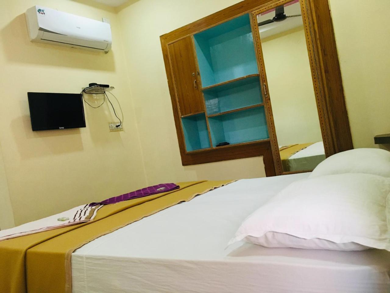 Hotel Varsha Хампи Экстерьер фото