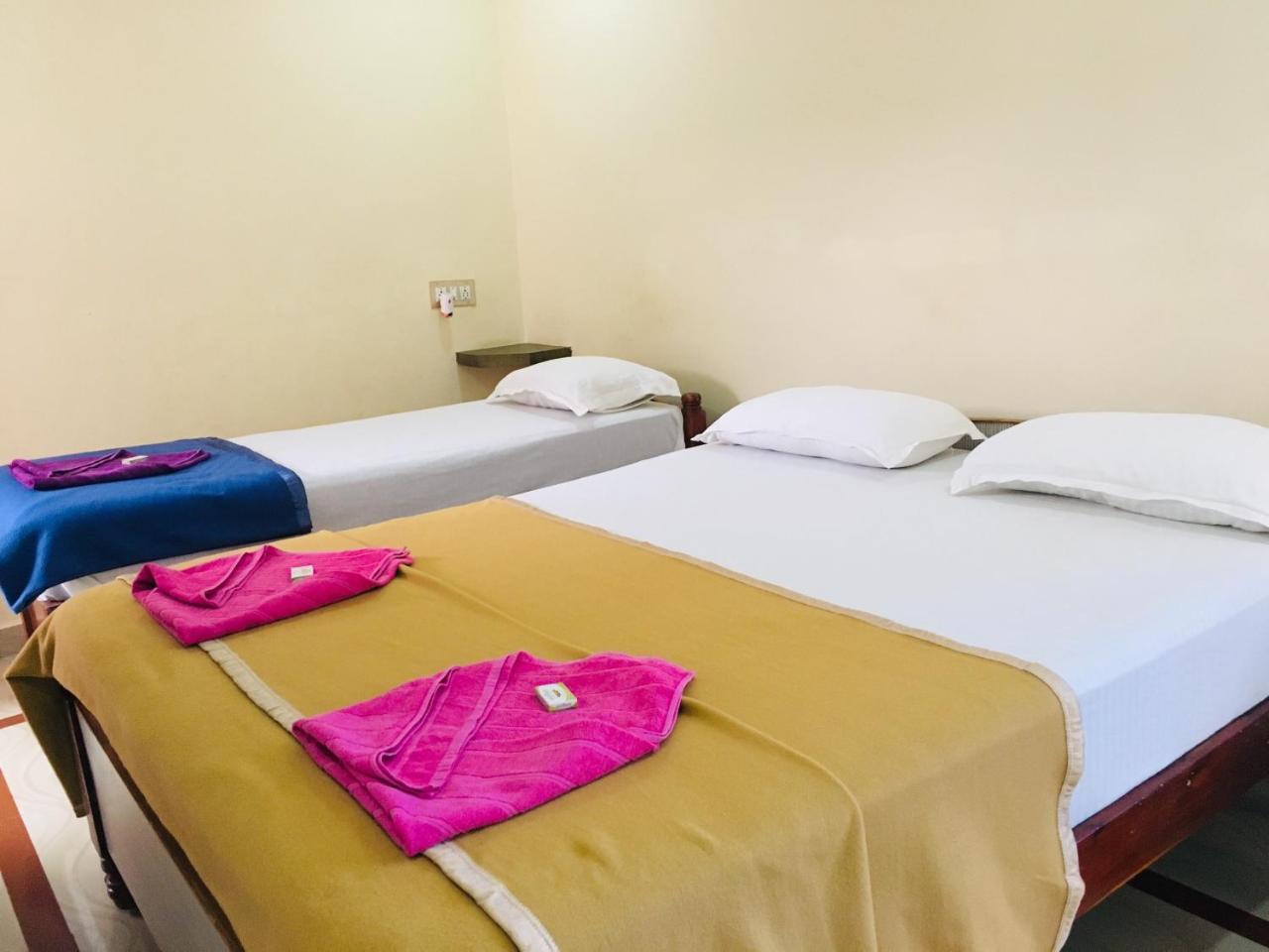 Hotel Varsha Хампи Экстерьер фото