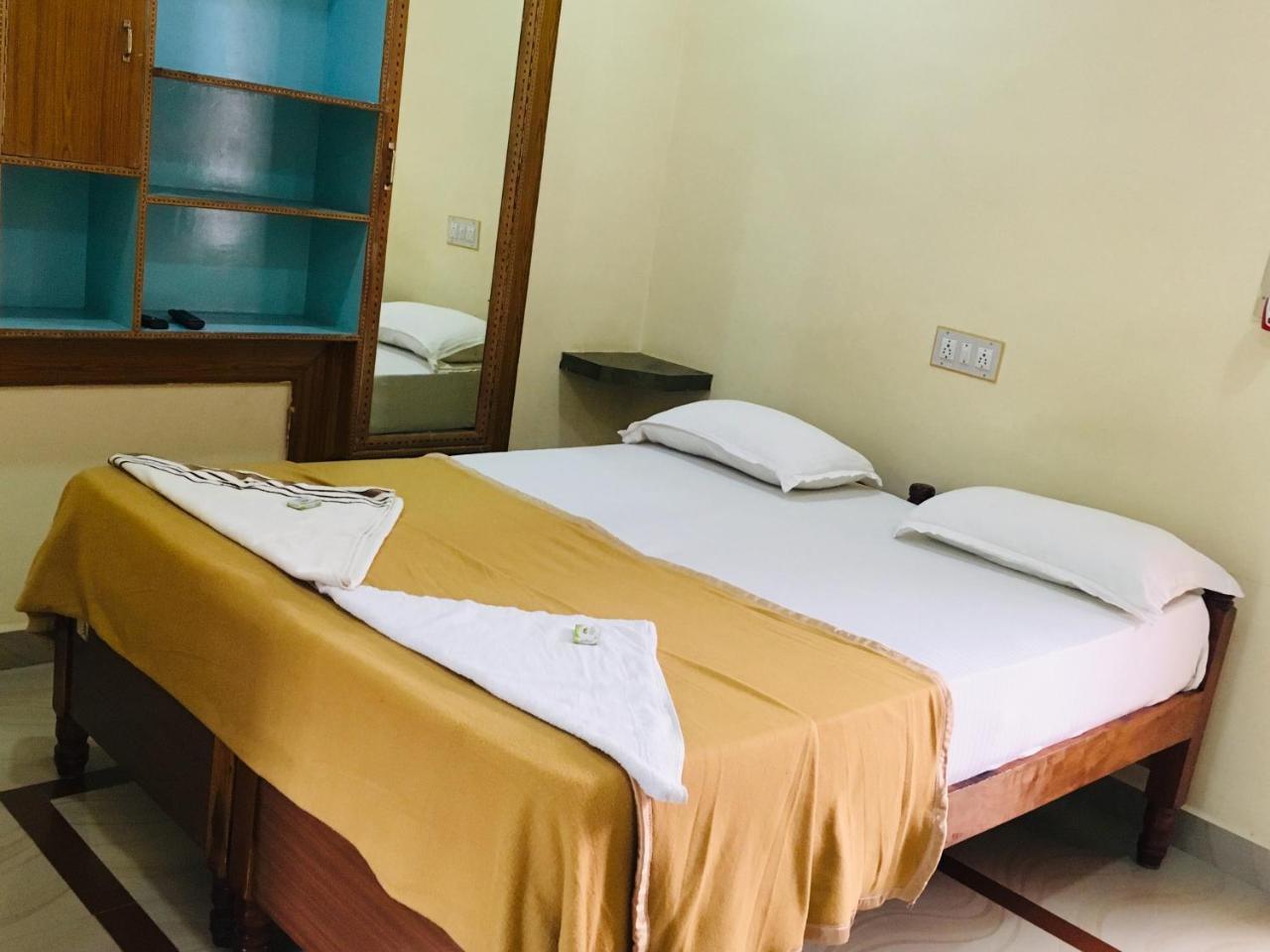 Hotel Varsha Хампи Экстерьер фото