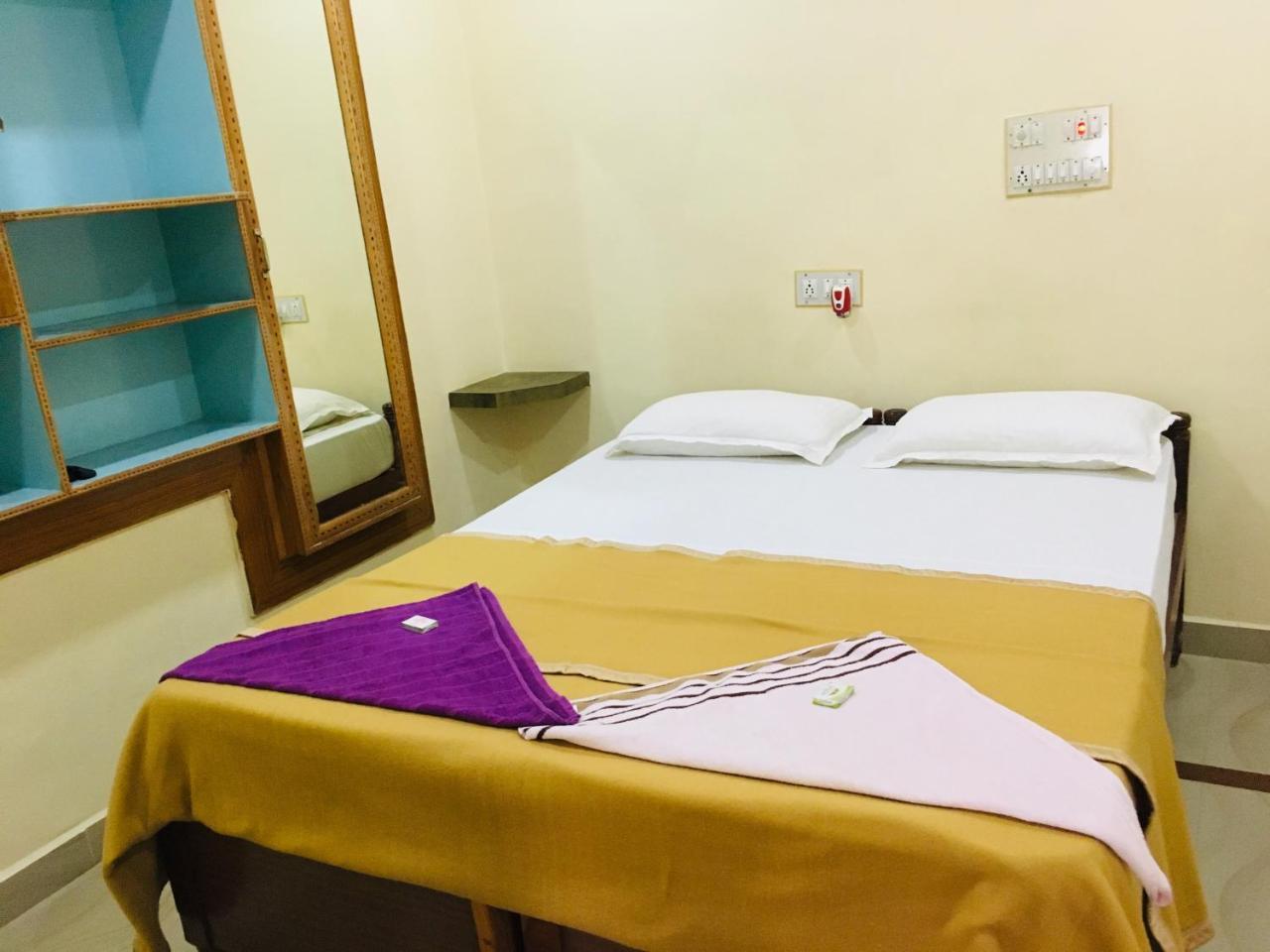 Hotel Varsha Хампи Экстерьер фото