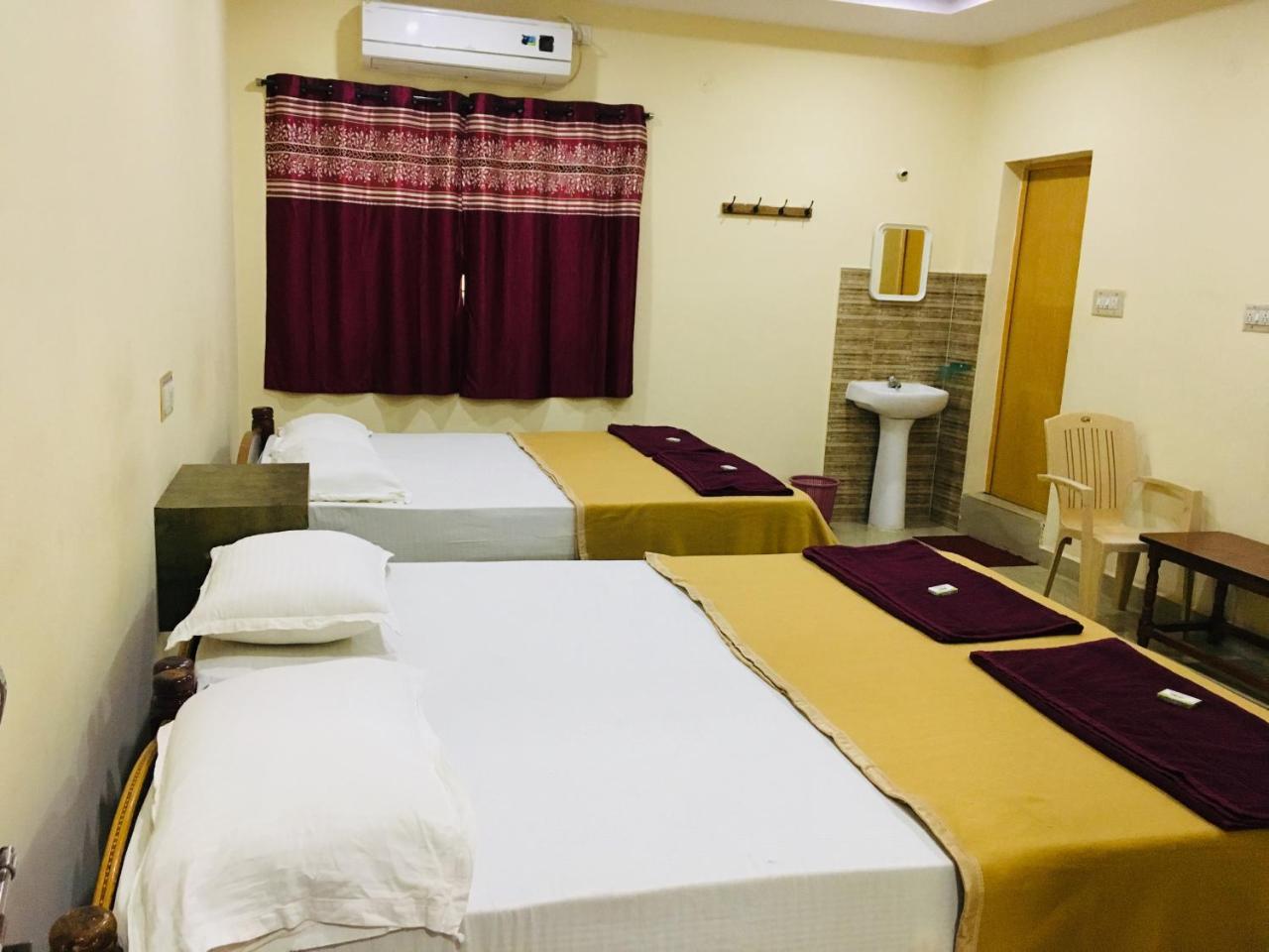 Hotel Varsha Хампи Экстерьер фото