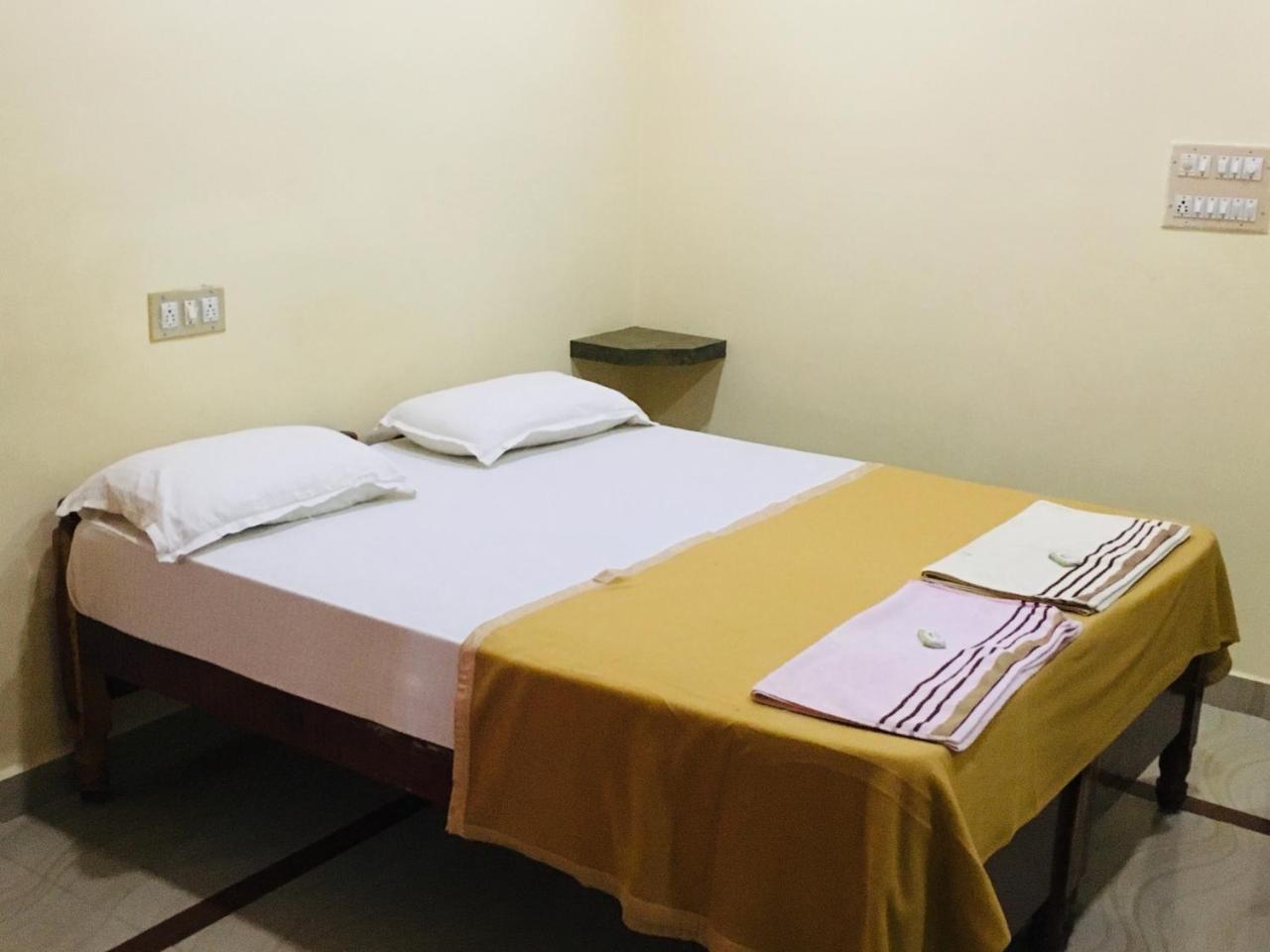 Hotel Varsha Хампи Экстерьер фото